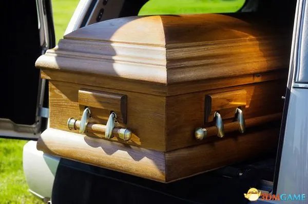 女子下葬后棺材中大呼救命 因救援迟缓窒息死亡