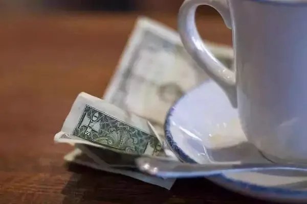 出境游消费到底该不该给,被海关强制收取小费怎么办?