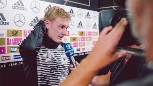 赛后自拍惹争议的原因是什么?