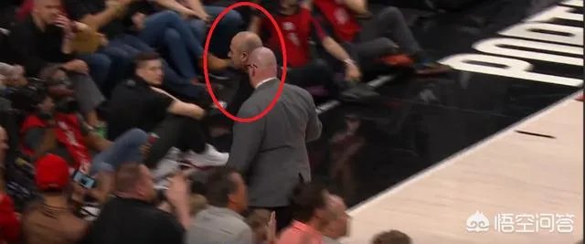 杜兰特与场边球迷发生言语冲突,后者被请出球场,杜兰特撅嘴亲亲还送飞吻,你怎么看?