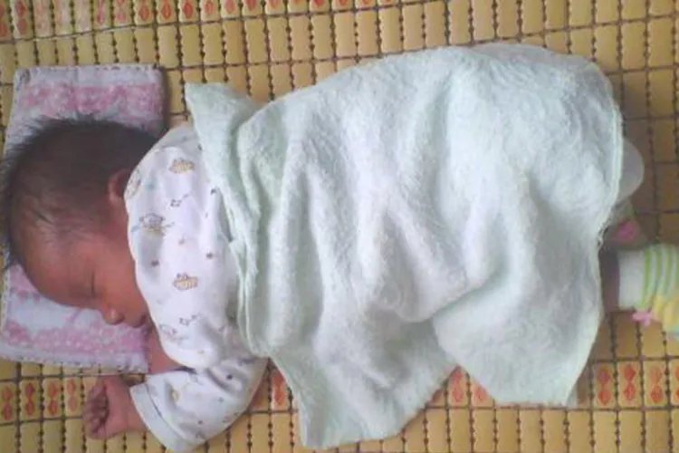 新生儿睡姿正确图片