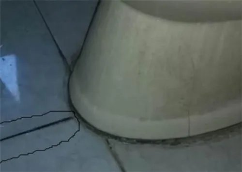 马桶底部漏水是怎么回事