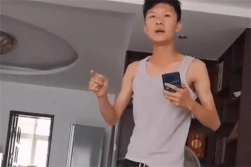 辽宁一名考生查完分跪地大喊 妈妈淡定的睡觉