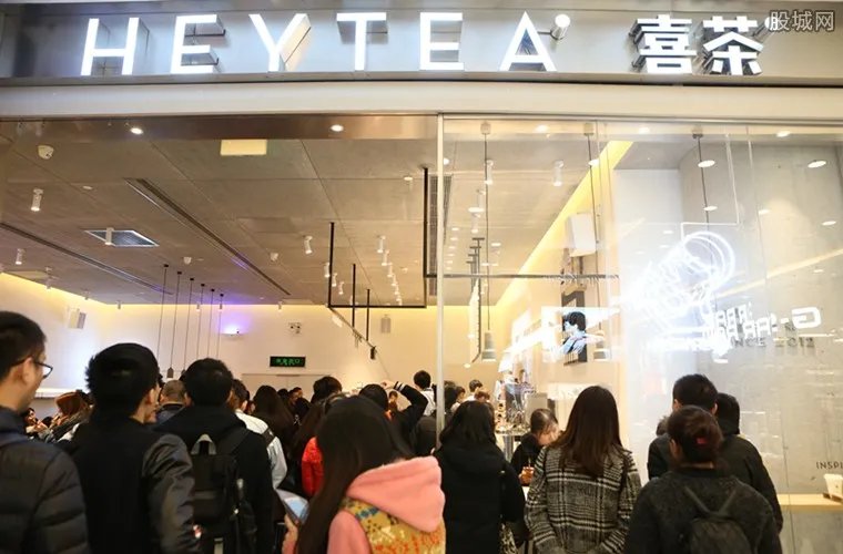 奈雪怼喜茶抄袭 两大网红茶饮品牌争相“互怼”