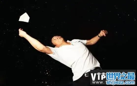 能飞9000000米的纸飞机是真是假，纸飞机最远飞行距离68米 