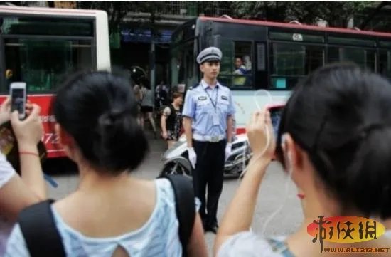 交警太帅惨遭考生围观 宜宾最帅交警意外走红