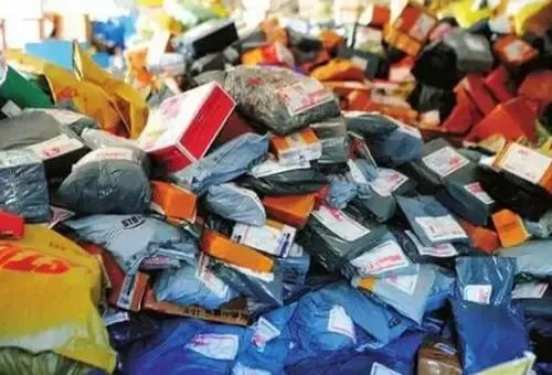 安徽夫妇给留美女儿过冬衣服被寄到英国，快递公司是否需要担责？