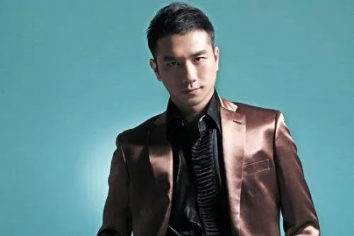 黄觉只是改个微博认证，为何还能占据微博一条热搜？