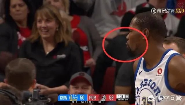 杜兰特与场边球迷发生言语冲突,后者被请出球场,杜兰特撅嘴亲亲还送飞吻,你怎么看?