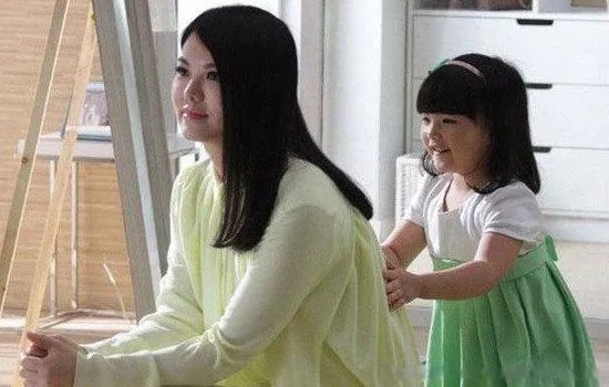 李湘年轻时的最美照片 有几段婚史什么时候离的婚