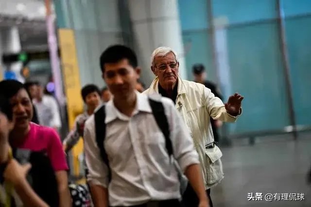 里皮在阿联酋受到当地副酋长的接见，国足为什么这么有面儿？