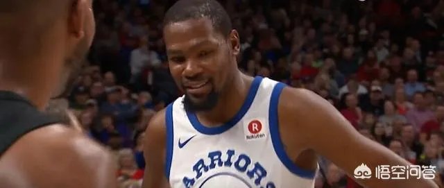 杜兰特与场边球迷发生言语冲突,后者被请出球场,杜兰特撅嘴亲亲还送飞吻,你怎么看?