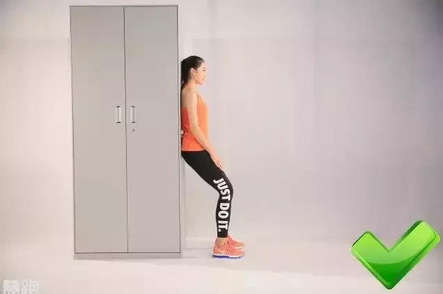 靠墙静蹲看起来很简单,但是你真的做对了吗?