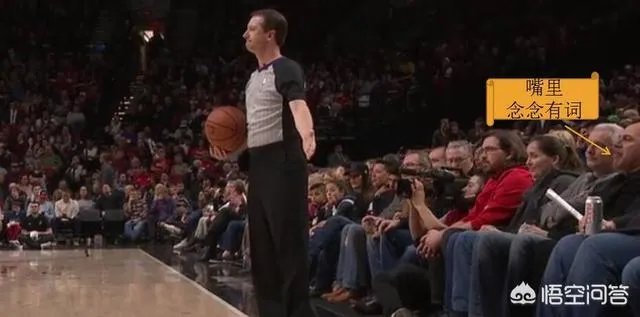 杜兰特与场边球迷发生言语冲突,后者被请出球场,杜兰特撅嘴亲亲还送飞吻,你怎么看?