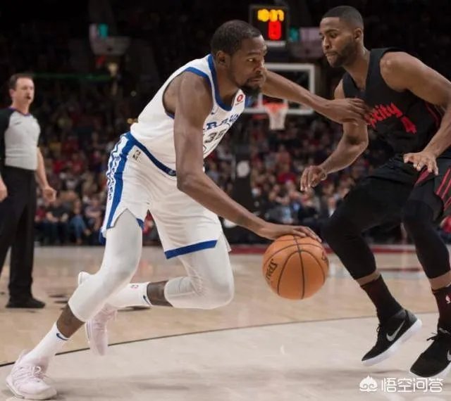 杜兰特与场边球迷发生言语冲突,后者被请出球场,杜兰特撅嘴亲亲还送飞吻,你怎么看?