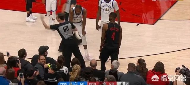 杜兰特与场边球迷发生言语冲突,后者被请出球场,杜兰特撅嘴亲亲还送飞吻,你怎么看?