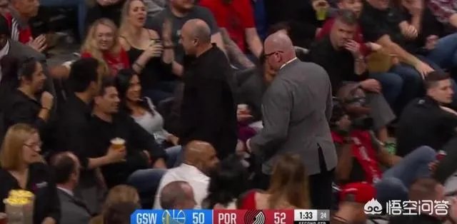 杜兰特与场边球迷发生言语冲突,后者被请出球场,杜兰特撅嘴亲亲还送飞吻,你怎么看?