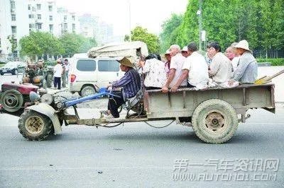 江苏滨海小学生“危船渡河”上学,官方:加速修桥,派人护送,你怎么看?