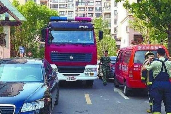 山东小区多辆私家车挡住消防车道，竟被居民掀翻！你如何看待违停行为？