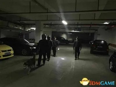 保安携哈士奇巡逻 哈士奇表情很严肃引业主爆笑