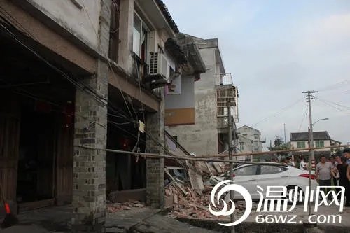 又是无情女司机!开车回家一脚油门撞塌父母房子