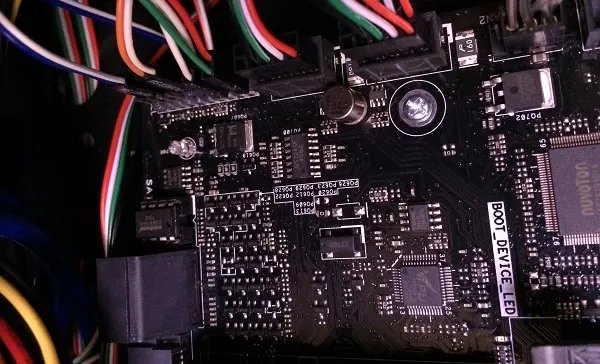 电脑显示屏显示无信号输入是怎么回事