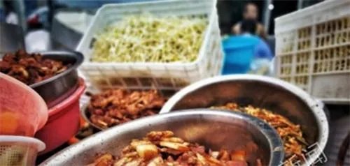 北京黑盒饭窝点曝光了什么问题？