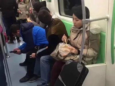 鸡爪女改吃麻辣烫 网友：怎么又是你怎么老是你