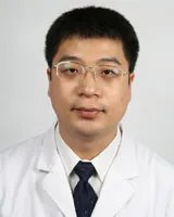 A-cup姐妹花直播隆胸手术 专家详解假体隆胸安全性