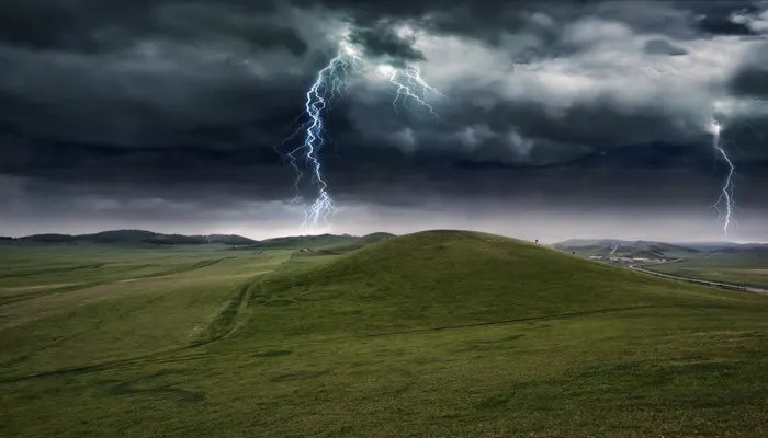 打雷能玩电脑吗 下雨天打雷能玩电脑吗