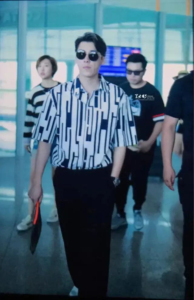 这张图片中的人是李易峰吗?