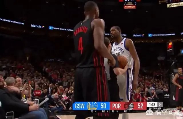 杜兰特与场边球迷发生言语冲突,后者被请出球场,杜兰特撅嘴亲亲还送飞吻,你怎么看?