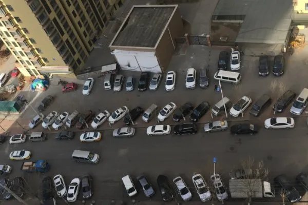 山东小区多辆私家车挡住消防车道，竟被居民掀翻！你如何看待违停行为？