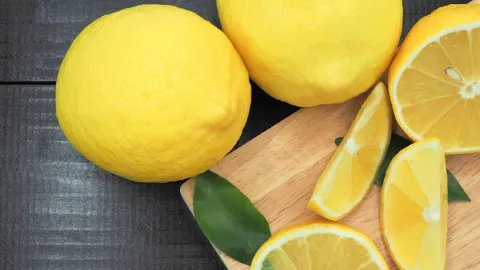 柠檬不能和什么一起吃
