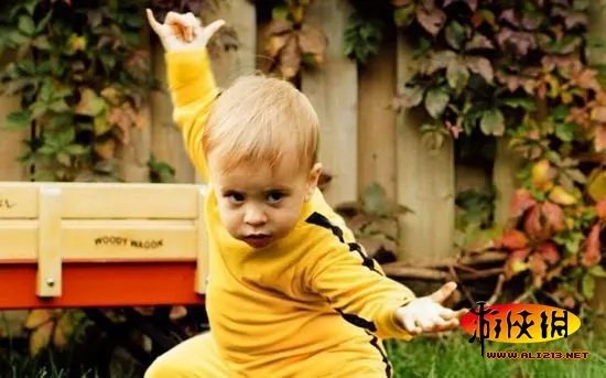 降龙娃娃！幼女“功夫”大战玩具恐龙爆红网络