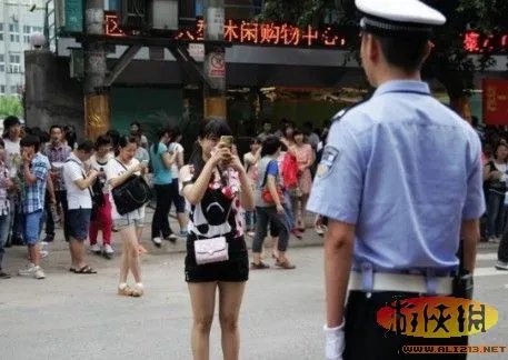 交警太帅惨遭考生围观 宜宾最帅交警意外走红
