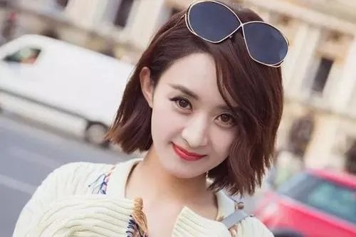 冯绍峰深夜接机赵丽颖，赵丽颖人气为何这么高，一年后复出依旧高人气？