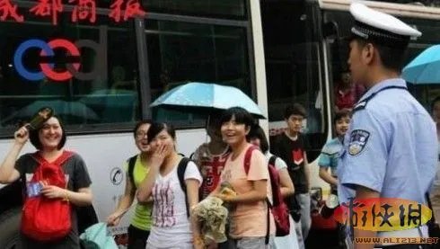 交警太帅惨遭考生围观 宜宾最帅交警意外走红