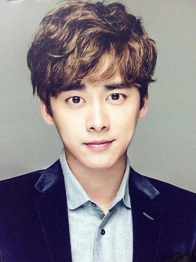 这张图片中的人是李易峰吗?