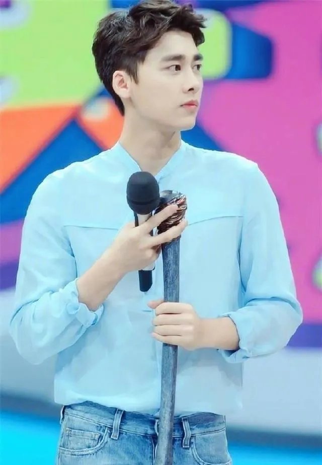 这张图片中的人是李易峰吗?