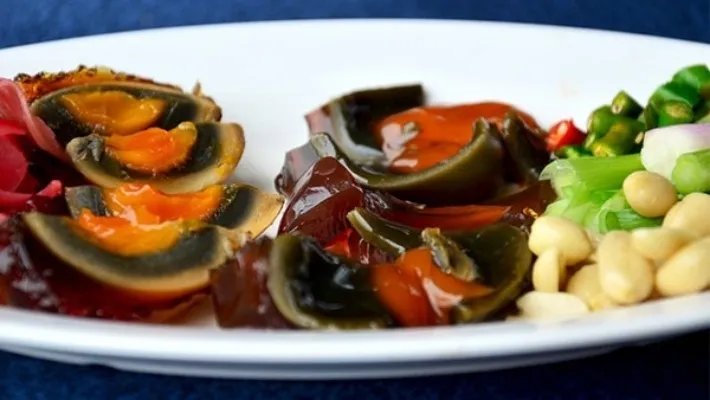 松花蛋不能和什么东西一起吃 吃太多松花蛋会有什么危害