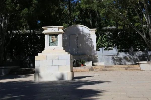 八宝山公墓第一个是谁？