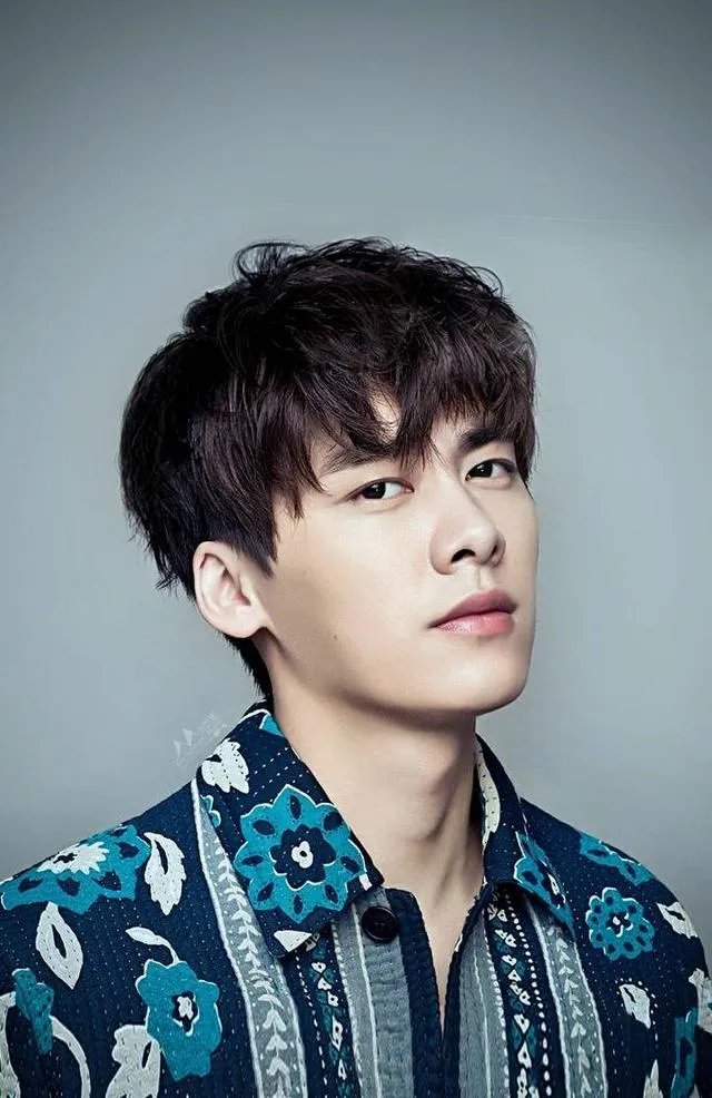 这张图片中的人是李易峰吗?