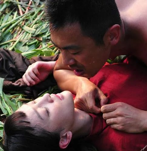 周迅红高粱吻戏片段火辣十足  朱亚文为戏疯狂健身
