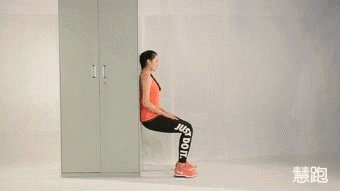 靠墙静蹲看起来很简单,但是你真的做对了吗?