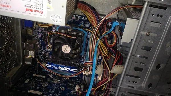 电脑显示屏显示无信号输入是怎么回事