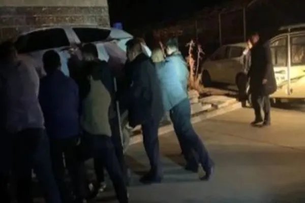 山东小区多辆私家车挡住消防车道，竟被居民掀翻！你如何看待违停行为？