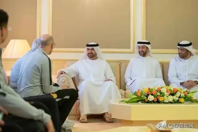 里皮在阿联酋受到当地副酋长的接见，国足为什么这么有面儿？