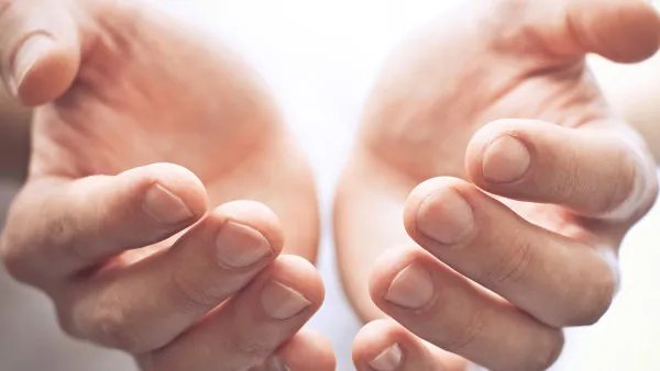 指甲长白斑什么原因