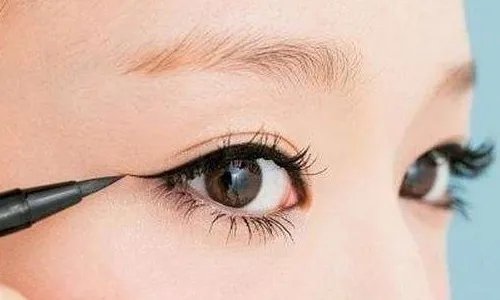 北京割双眼皮的价格大概是多少啊